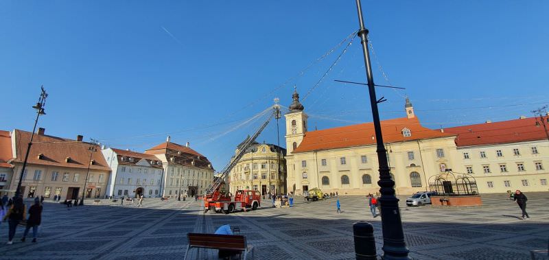 FOTO Piața Mare decorată pentru Sărbători - A început instalarea perdelelor de luminițe