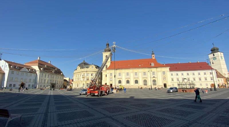 FOTO Piața Mare decorată pentru Sărbători - A început instalarea perdelelor de luminițe