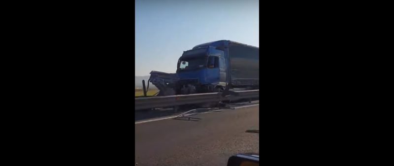 update foto video tir intrat în parapet pe autostradă la sibiu - două benzi blocate