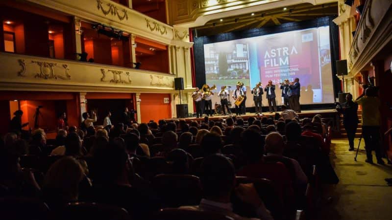 video: „teach”, cel mai bun documentar românesc, dezvoltat la sibiu - vezi premiile astra film fest 2019
