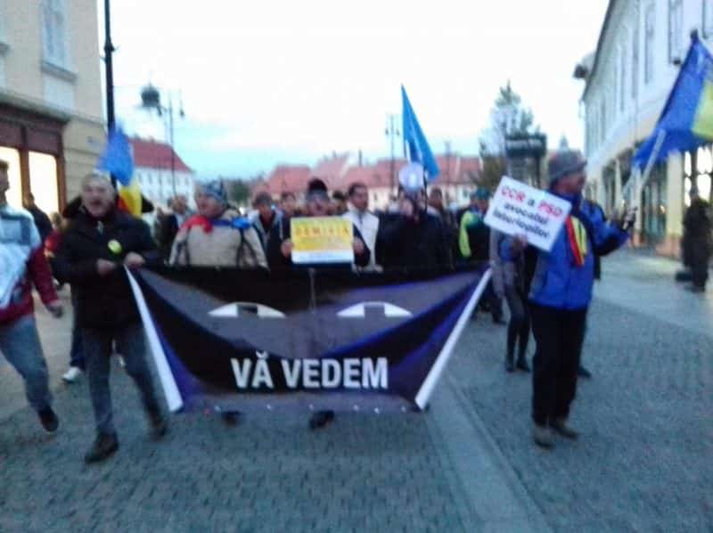 video foto - protest la sibiu. câțiva zeci de oameni mărșăluiesc prin oraș