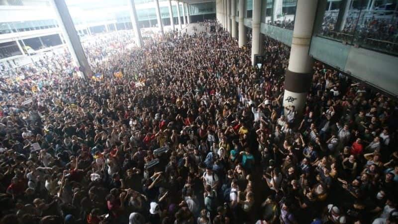 VIDEO Alertă de călătorie în Barcelona. Aeroportul blocat de protestatari