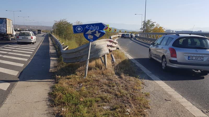 foto accident la ieșirea de pe autostradă la sibiu - un vitezoman și-a făcut mașina praf