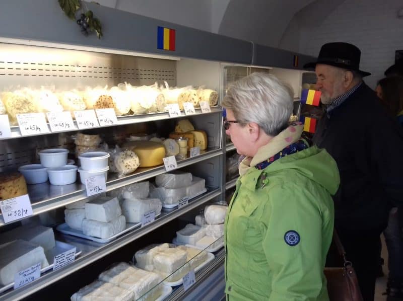 foto - sibienii se înghesuie la "brânzărie". ce preţuri are brânza aici