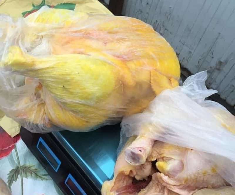 carne de găină vopsita - era vândută în piețe ca fiind păsări de la țară