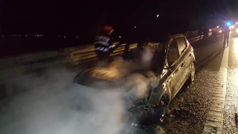 foto mașină făcută scrum pe autostrada sibiu-deva - a luat foc în mers