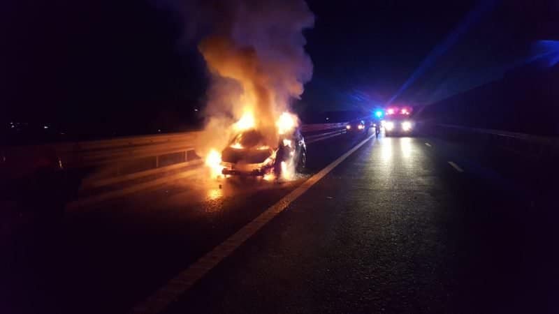 foto mașină făcută scrum pe autostrada sibiu-deva - a luat foc în mers