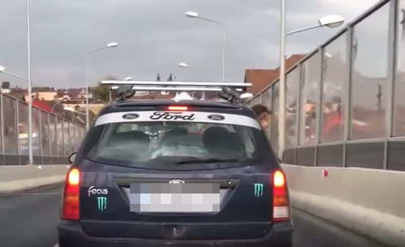 video inconștiență în trafic – copii ieșiți pe geamul unei mașini în mers la sibiu