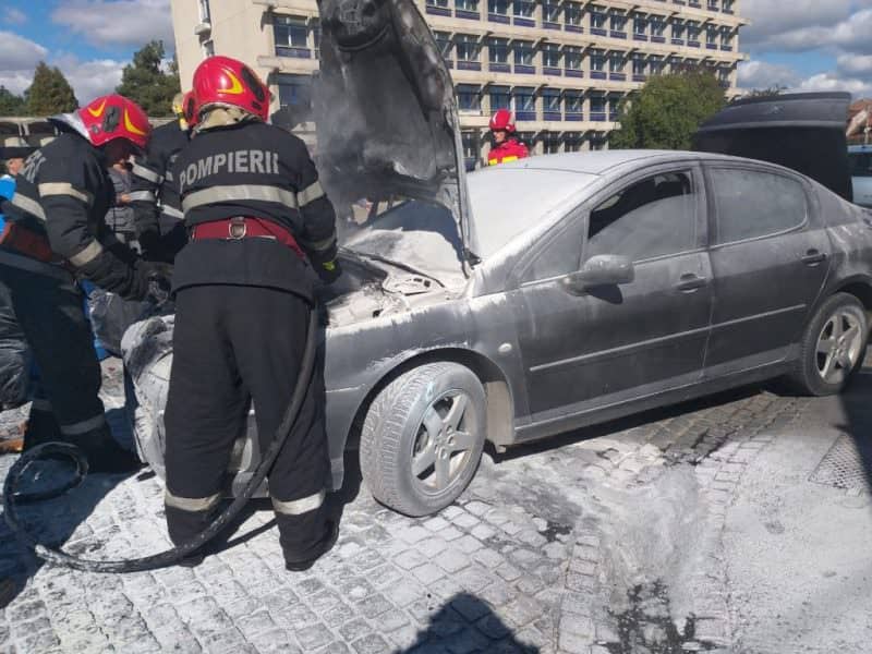foto mașină în flăcări în centrul sibiului - intervin pompierii