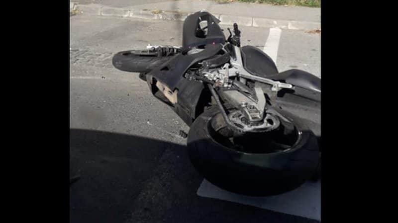 foto motociclist rănit într-un accident la sibiu - a fost lovit de o mașină