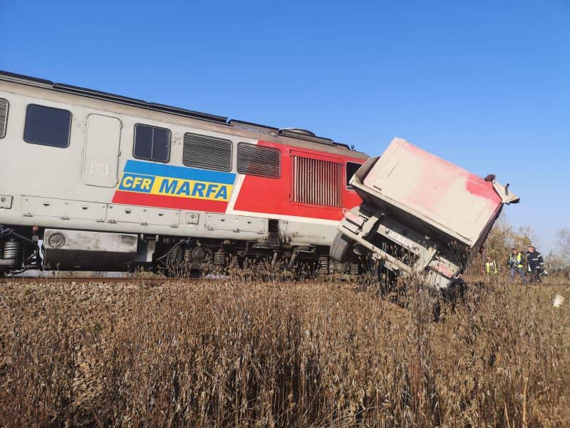 update foto accident feroviar la mârșa - un tren și un camion s-au ciocnit