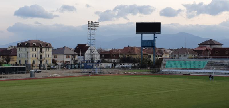 video foto - gazon nou pe stadionul "municipal" - a fost montată și nocturna