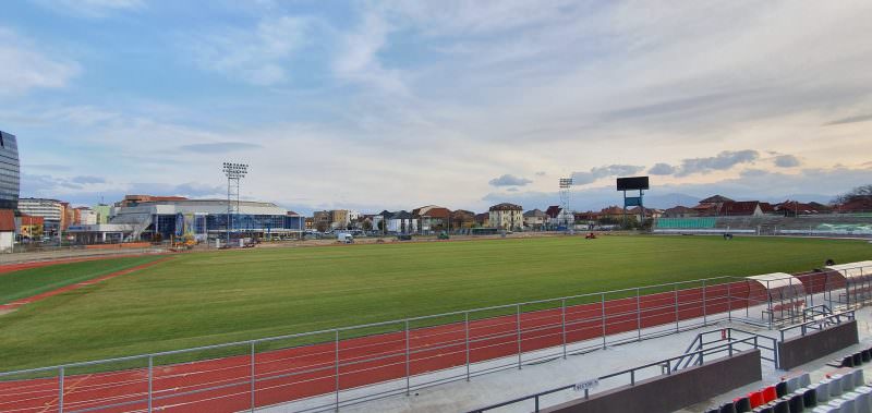 video foto - gazon nou pe stadionul "municipal" - a fost montată și nocturna