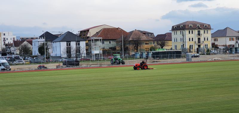 video foto - gazon nou pe stadionul "municipal" - a fost montată și nocturna