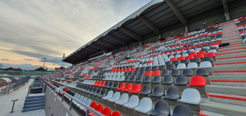 video foto - gazon nou pe stadionul "municipal" - a fost montată și nocturna