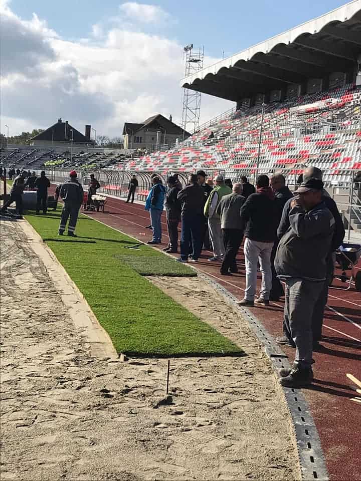 VIDEO - Cum o să arate stadionul Municipal. S-au pus primele rulouri cu noul gazon