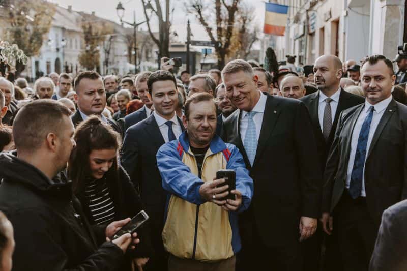 Klaus Iohannis, în dialog cu cetățenii: Nimeni nu a reușit să-i îngenuncheze pe români și PSD în veci pururi nu va reuși