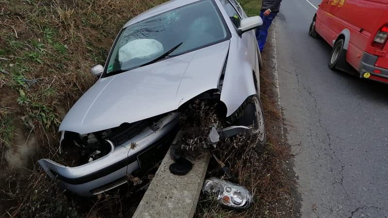 foto un șofer a intrat cu mașina într-un cap de pod între roșia si cornățel