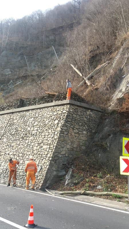 video foto trafic blocat pe valea oltului - au căzut pietre pe drum