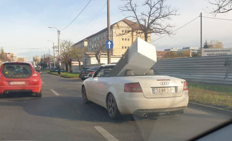 foto - se întâmplă în românia - a transportat frigiderul cu decapotabila