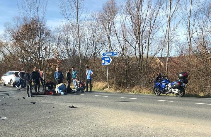 Accident la ieșire de pe autostradă spre Cisnădie - Motociclistă lovită grav de o mașină