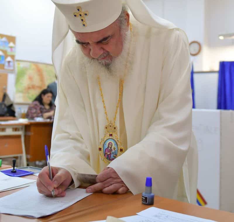 FOTO Patriarhul Daniel a mers la vot - Le-a dat iconițe celor prezenți în secție