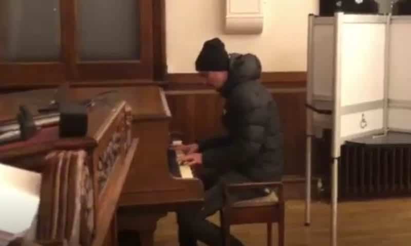 video moment emoționant în diaspora - un român a cântat la pian în secţia de votare