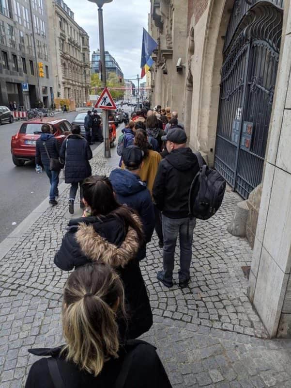 foto românii din diaspora au ieșit la vot - cozi încă din prima zi