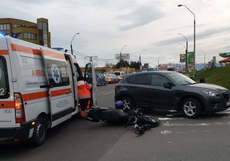 foto accident lângă kaufland în șelimbăr - o mașină a lovit un scuter