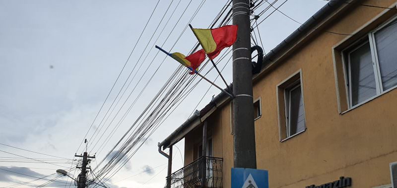 foto aproape 6.000 de steaguri tricolore flutură în tot sibiul - ne pregătim pentru ziua națională