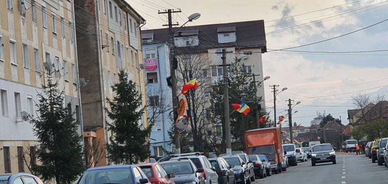 foto aproape 6.000 de steaguri tricolore flutură în tot sibiul - ne pregătim pentru ziua națională