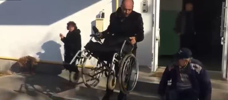 umilitor - un pensionar din sibiu s-a târât pe treptele unei secții de vot