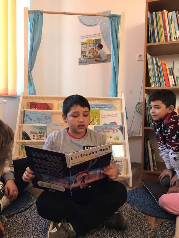 o șansă pentru copiii din rusciori - au o nouă bibliotecă școlară