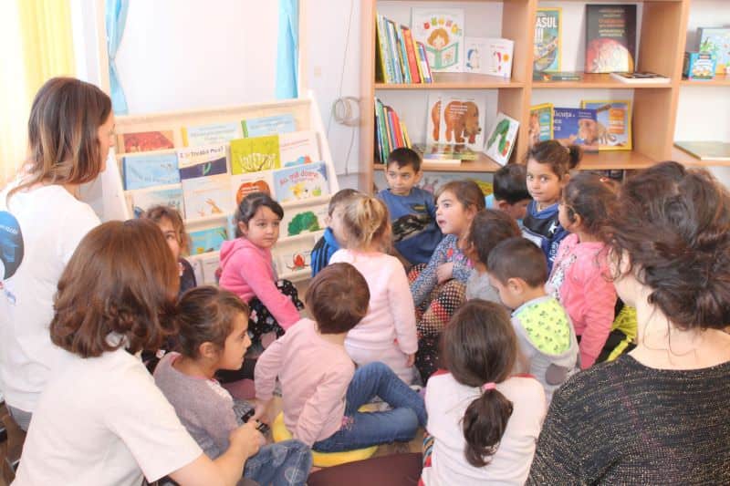 o șansă pentru copiii din rusciori - au o nouă bibliotecă școlară