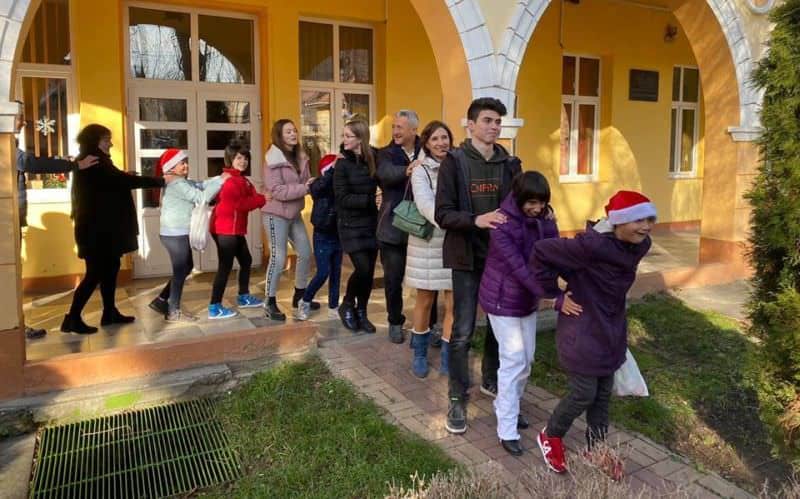 foto carmen iohannis în vizită la copiii de la prichindelul - le-a dus cadouri și au cântat colinde