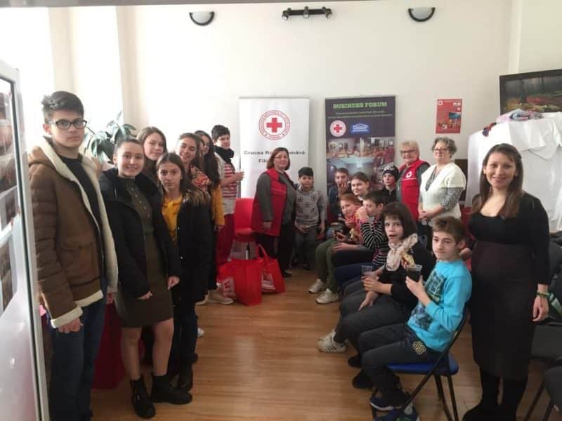 două școli din sibiu ajută crucea roșie cu pachete