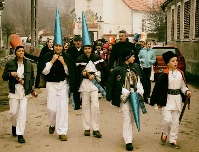 tradițiile de iarnă reînvie la muzeul astra și la nou român, în weekend