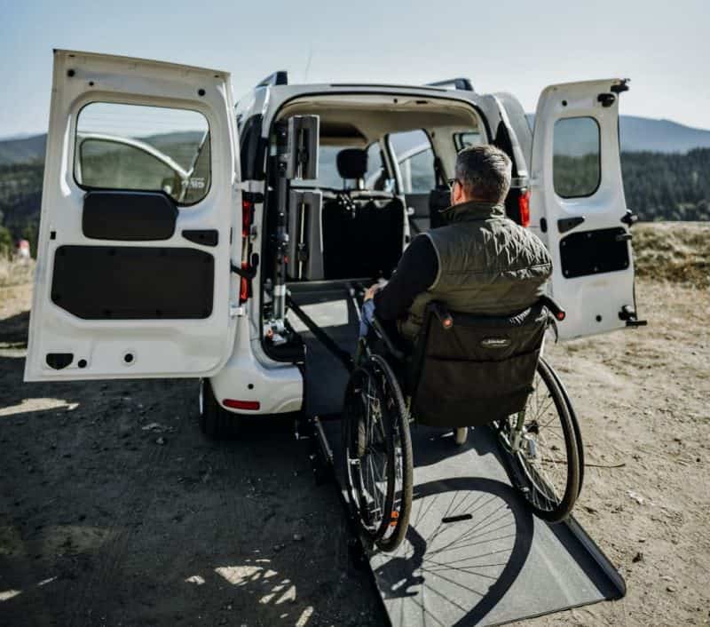 original: un sibian oferă transport la târgul de crăciun pentru persoane cu dizabilități