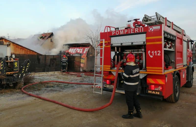 trei maşini de pompieri au stins un incendiu la o casă din cristian