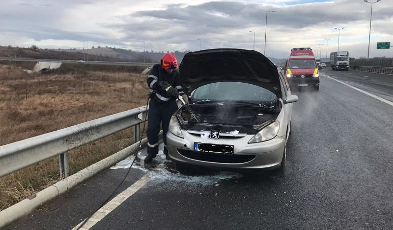 foto - mașină în flăcări pe autostradă la săliște - nimeni nu a fost rănit