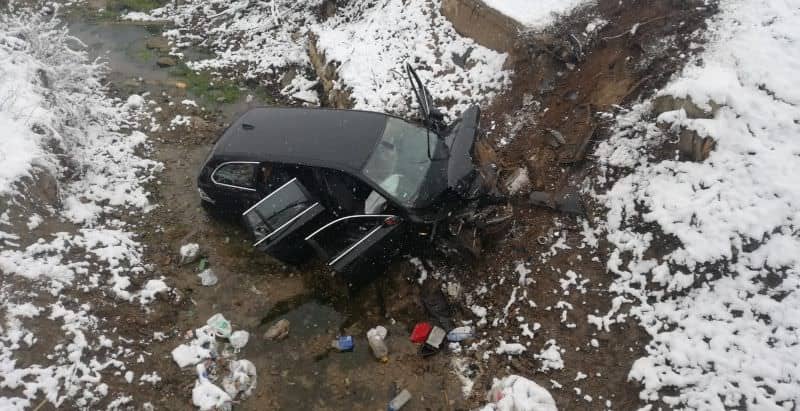 foto video mașină căzută în pârâu, la dobârca. un tânăr rănit