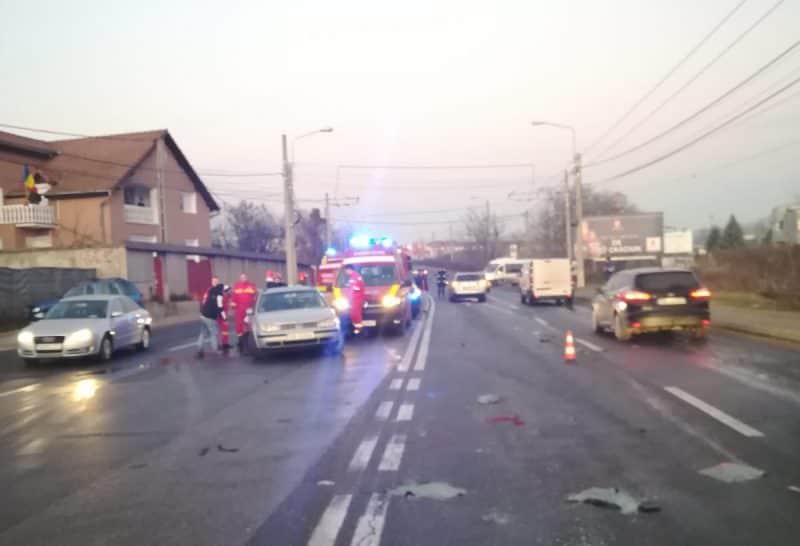 foto două mașini implicate într-un accident la mediaș - o femeie a ajuns la spital