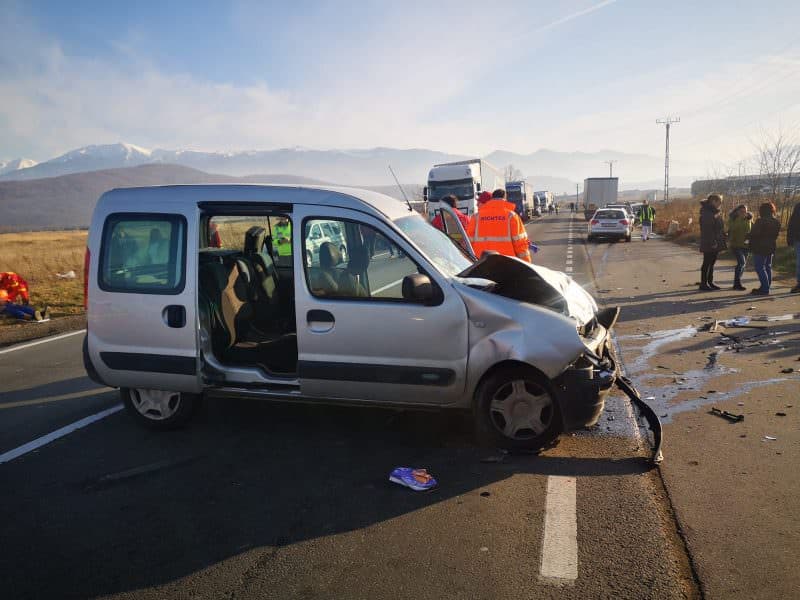 update foto accident la tălmaciu - două mașini făcute praf