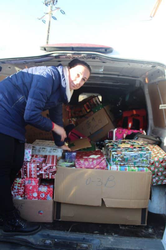 foto sute de copii din brădeni, mai fericiți de sărbători - au primit cadouri de crăciun