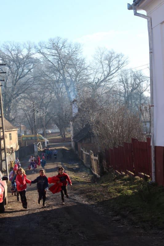 foto sute de copii din brădeni, mai fericiți de sărbători - au primit cadouri de crăciun