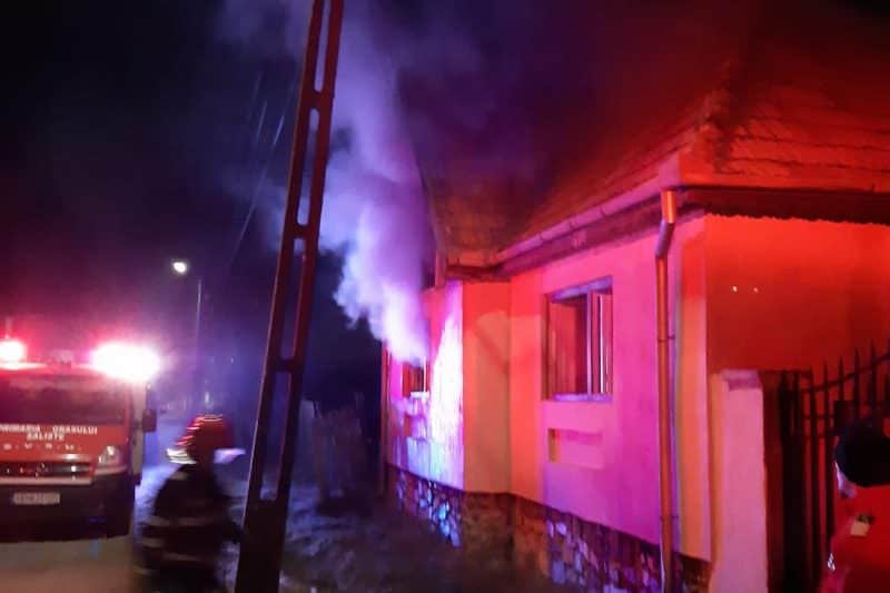 foto - incendiu la săcel - o casă a luat foc în timpul nopții