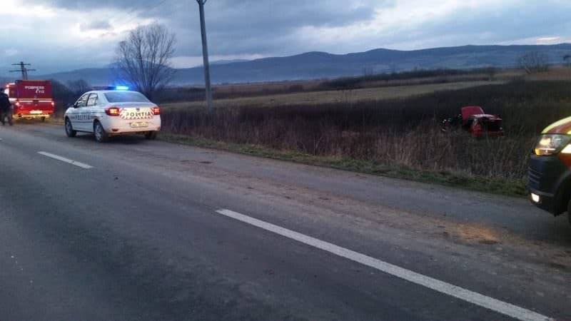foto mașină răsturnată în câmp la racovița - șoferul e dus la spital