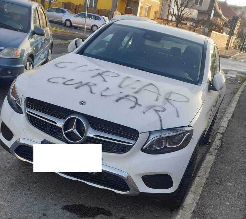 foto - mașină vandalizată la sibiu. mesajul ’’curvar’’ scris pe toată caroseria