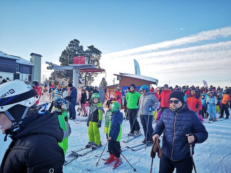 foto - aglomerație în stațiunea păltiniș - elevii petrec pe pârtie ultimul weekend din vacanța de iarnă