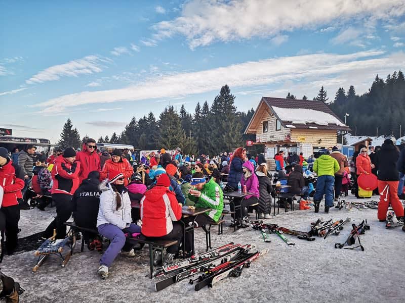 foto - aglomerație în stațiunea păltiniș - elevii petrec pe pârtie ultimul weekend din vacanța de iarnă